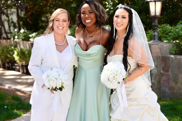 Adélia Soares posa com as noivas, DJ Carol Favaro e Thiara Almeida - Metrópoles