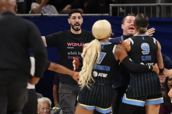 WNBA: ex-jogador é expulso de jogo após protesto contra atletas trans - destaque galeria