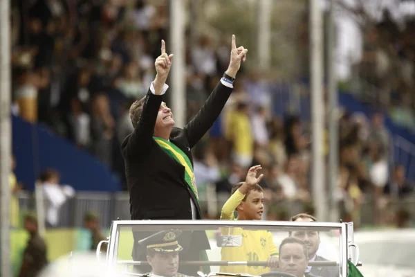 Após mais de cinco horas, cirurgia de Bolsonaro chega ao fim
