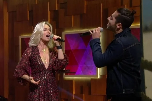 Letícia Spiller erra tudo ao cantar música em espanhol no Encontro