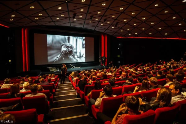 Sala de cinema cheia - Metrópoles