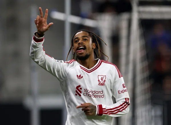 Barcola faz três e Liverpool vence LASK na Champions em jogo de nove gols