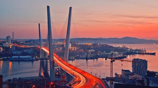 ponte no por do sol em cidade da rússia