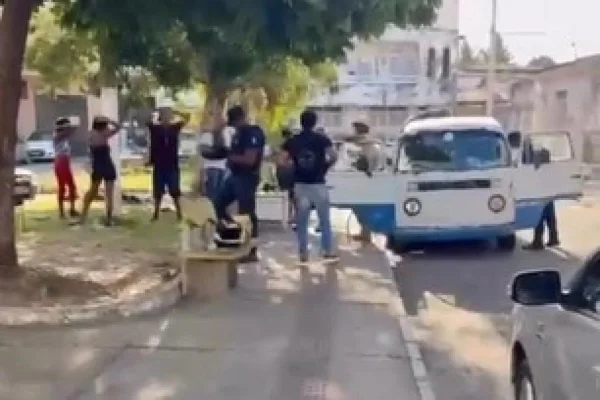Imagem colorida de kombi - Metrópoles