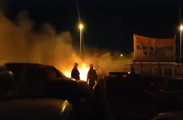 Incêndio destrói carros em depósito do Detran em Brasília; veja vídeos