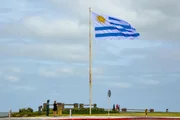 Bandeira do Uruguai hasteada em uma área costeira em Punta del Este, no Uruguai Bandeira do Uruguai hasteada em uma área costeira em Punta del Este, no Uruguai