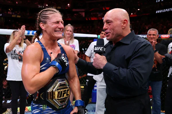 Imagem em cores do metropoles de Kayla Harrison sorrindo com seu cinturão