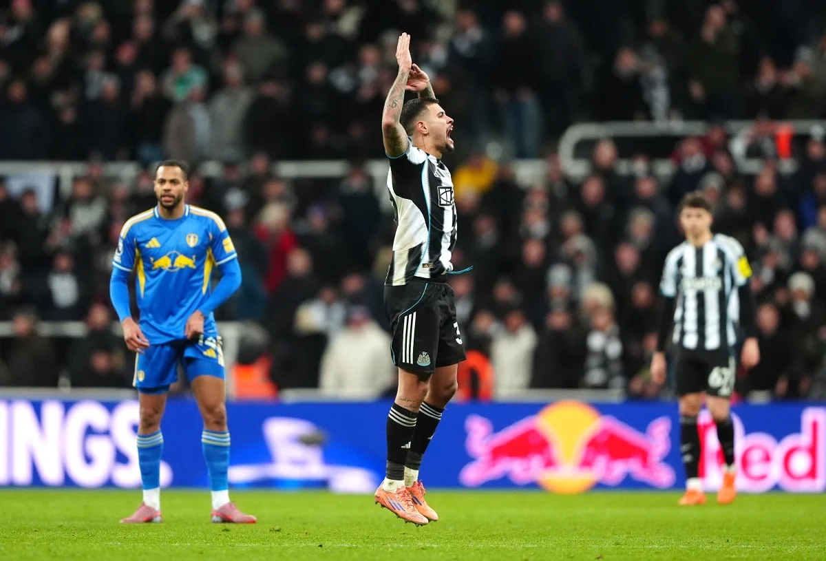 Bruno Guimarães comemorando gol pelo Newcastle na Premier League Bruno Guimarães comemorando gol pelo Newcastle na Premier League