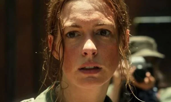 <b>A Última Coisa que Ele Queria</b> narra a história de uma jornalista vivida por Anne Hathaway que abandona a cobertura de uma campanha presidencial para ir a uma ilha ajudar o pai em um acordo de negócios que se revela cada vez mais sórdido e perigoso <b>A Última Coisa que Ele Queria</b> narra a história de uma jornalista vivida por Anne Hathaway que abandona a cobertura de uma campanha presidencial para ir a uma ilha ajudar o pai em um acordo de negócios que se revela cada vez mais sórdido e perigoso