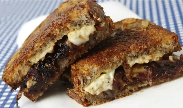 Deu fome? Faça a receita do queijo quente com cebola caramelizada
