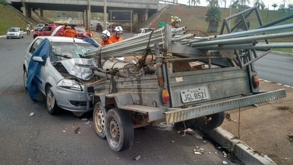 Reboque se solta de carro, invade pista contrária e mata mulher perto da Ponte JK