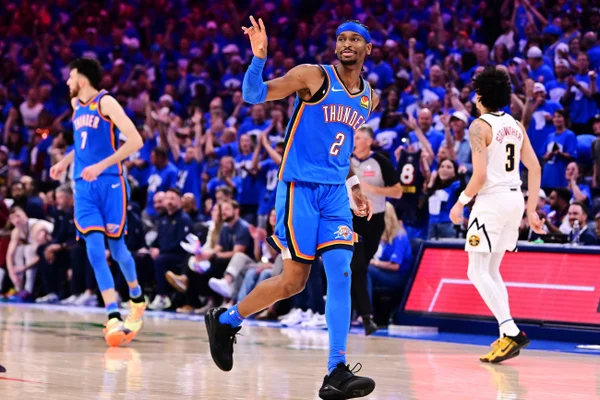 Imagem colorida de duelo entre Oklahoma e Timberwolves na NBA- Metrópoles