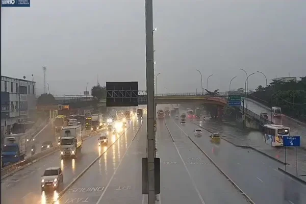 Foto colorida de cidade do Rio de Janeiro durante chuva