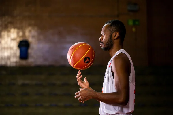 Nezinho com a camisa do Brasília Basquete