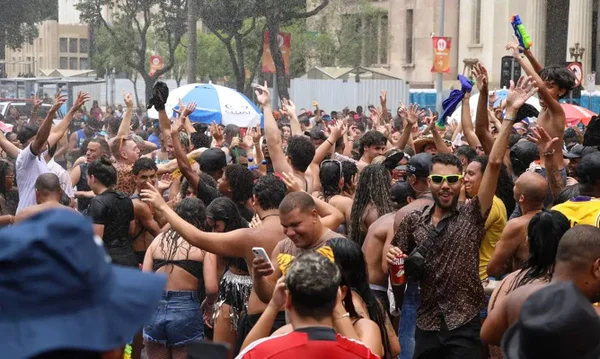 imagem colorida bloco de carnaval rio de janeiro