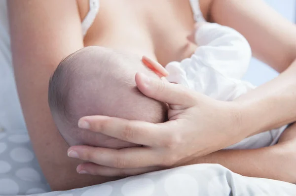 Mãe processa funcionária de creche que amamentou bebê sem autorização
