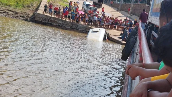 Micro-ônibus cai em rio e cinco da mesma família morrem no Pará