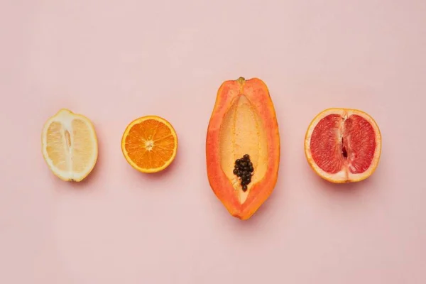 metade de um limão, uma laranja, um mamão e uma toranja