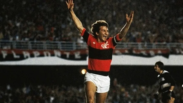 Imagem colorida de Zico com a camisa do Flamengo- Metrópoles