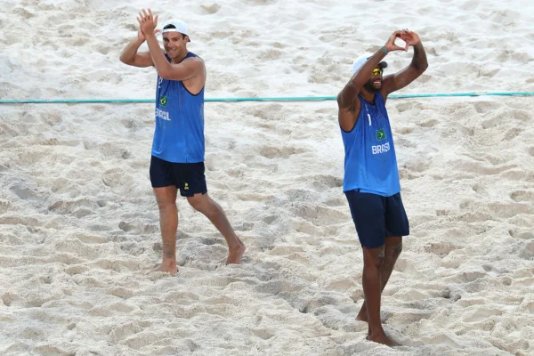 Arthur e Evandro derrotam dupla austríaca no vôlei de praia em Paris