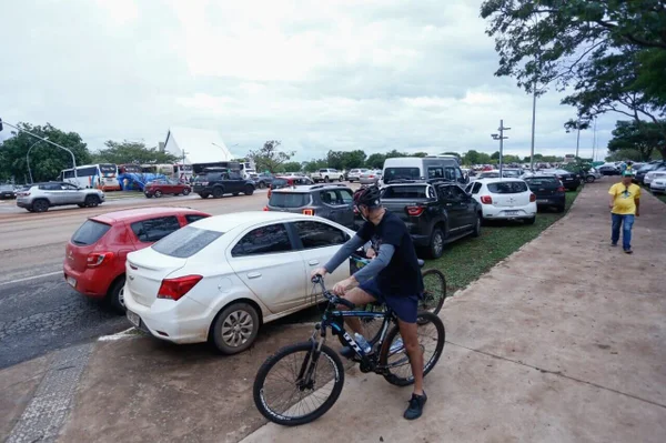 protesto de bolsonaristas pró-intervenção militar atrapalha trânsito do eixo monumental em brasília no feriado de 15 de novembro