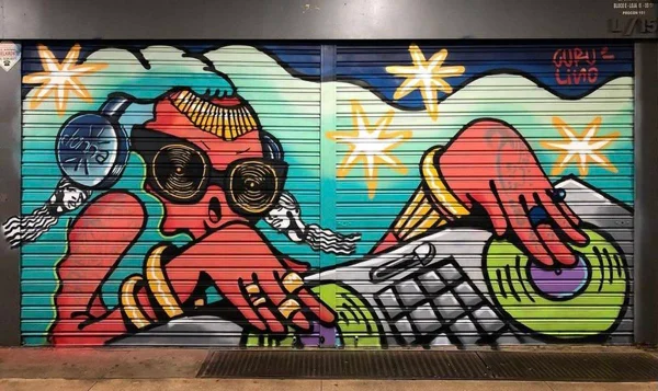 grafite de gurulino com personagem rosa dj de óculos