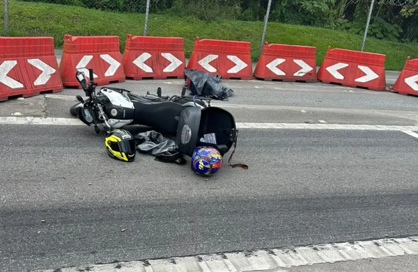 Imagem mostra moto e corpo, em saco, em rodovia - Metrópoles