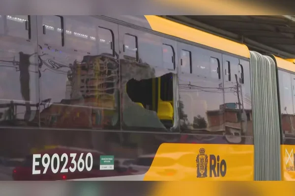 Passageiro morre após ser atingido por bala perdida dentro de BRT do Rio