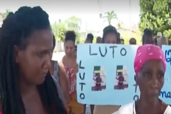 Trecho tirado do momento em que a família fazendo protesto - Metrópoles