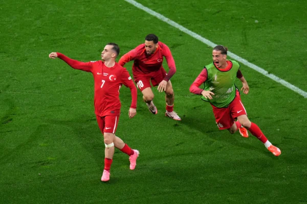 Imagem colorida de jogadores Turquia comemorando vitória na Eurocopa- Metrópoles