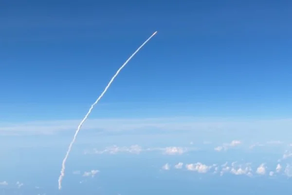 Imagem mostra foguete da missão Artemis II e seu rastro de fumaça no céu - Metrópoles