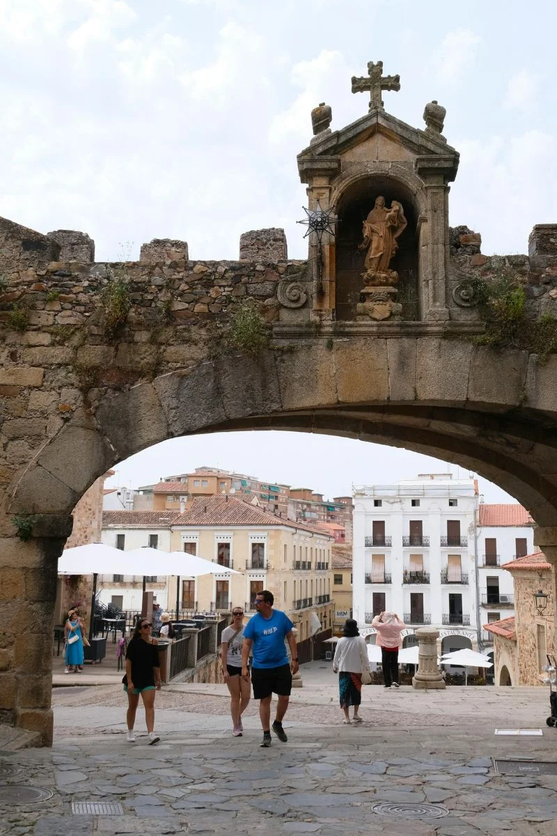 Arco de la Estrella, a principal porta de entrada histórica para a Cidade Monumental de Cáceres, na Espanha Arco de la Estrella, a principal porta de entrada histórica para a Cidade Monumental de Cáceres, na Espanha