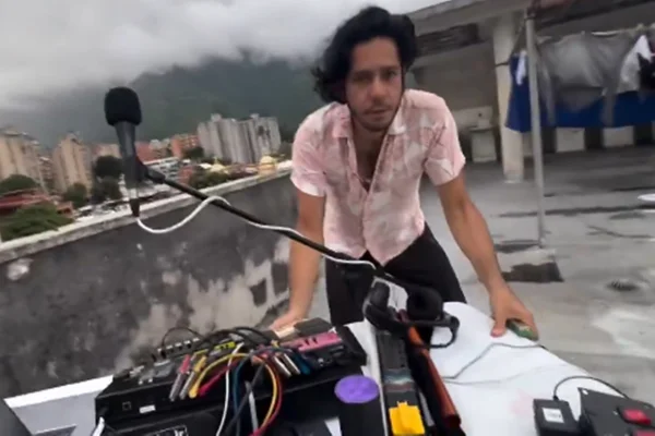 Músico venezuelano Víctor Bolivar gravou momento exato em que terremoto foi sentido em Caracas, capital da Venezuela