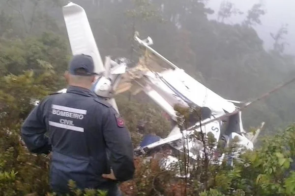 Helicóptero cai e mata seis pessoas em Campos do Jordão (SP)