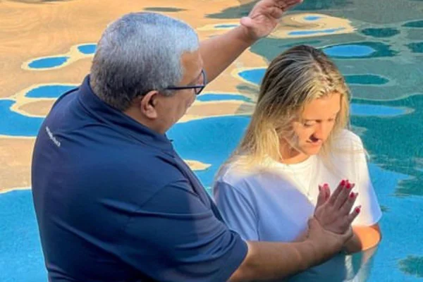 Filha de Gugu, Marina Liberato é batizada nas águas por pastor