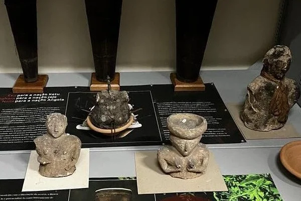 Fotografia colorida de objetos expostos em museu