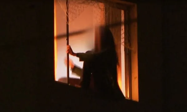 Mãe que jogou filha do 5º andar quis saber: “Ela teve traumatismo?”