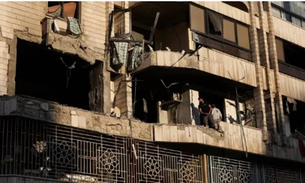 Imagem colorida de Centro Médico de Beirute atingido por mísseis