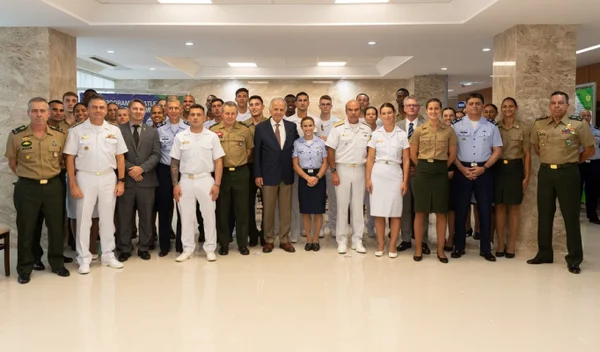 Imagem colorida da recepção aos atletas olímpicos militares no Ministério da Defesa- Metrópoles