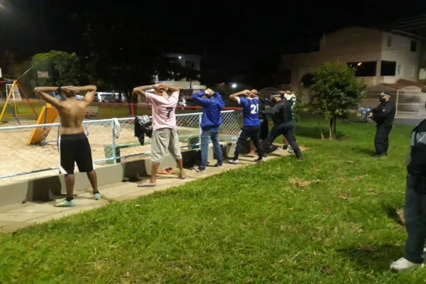 jovens abordados pela polícia