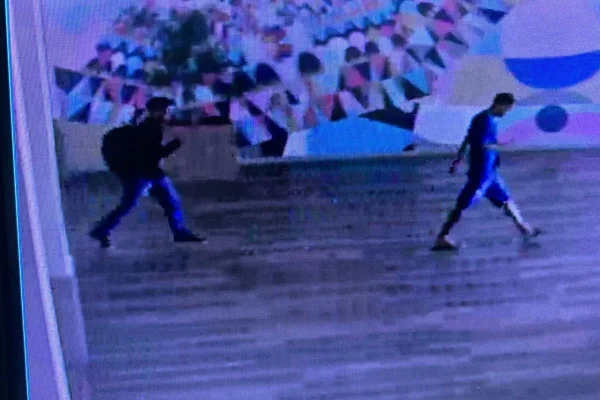 Foto colorida retirada das câmeras de segurança de shopping, que mostra suspeitos deixando joalheria - Metrópoles