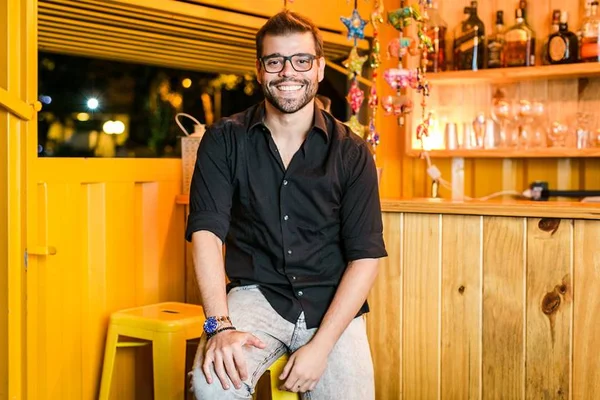 Rafael Faria comemora aniversário com happy hour