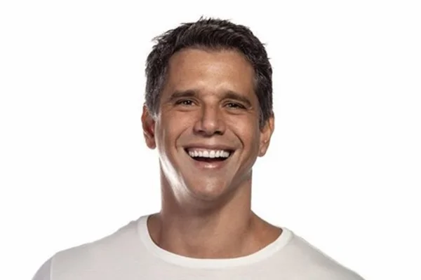 Marcio Garcia sorrindo, usando blusa branca - Metrópoles
