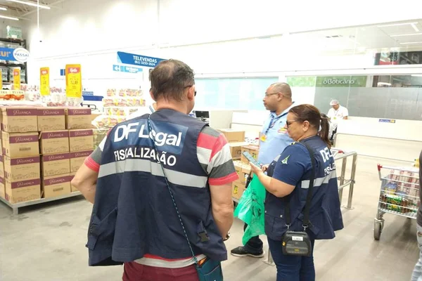 DF Legal fiscaliza uso de sacolas plásticas em 175 comércios nesta 4ª