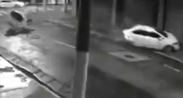 Imagem preta e branca de carro dividido em duas partes - Metrópoles