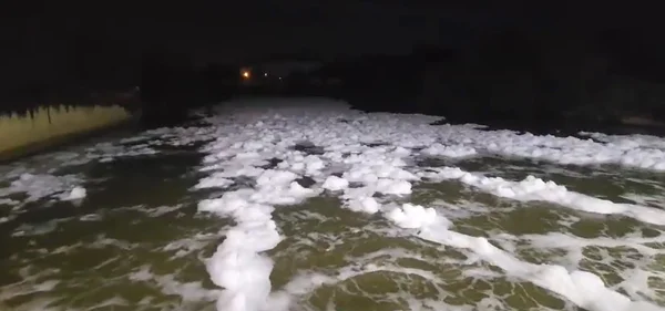 Imagem colorida da espuma no rio Guandu, no Rio de Janeiro, que causou desabastecimento de água - Metrópoles