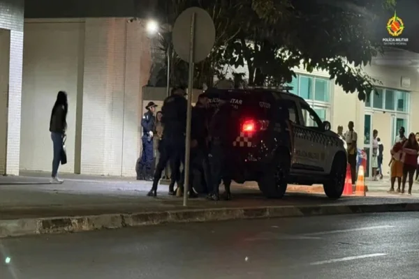 Homem agride ex-companheira com socos e golpes de capacete no DF