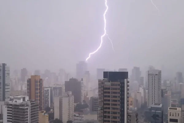 Chuva atinge diversas regiões da capital e mantém zonas norte, leste, centro e Marginal Tietê sob alerta para alagamentos - Metrópoles