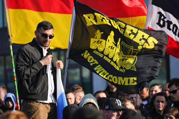 Foto colorida de manifestação nazista na Alemanha - Metrópoles