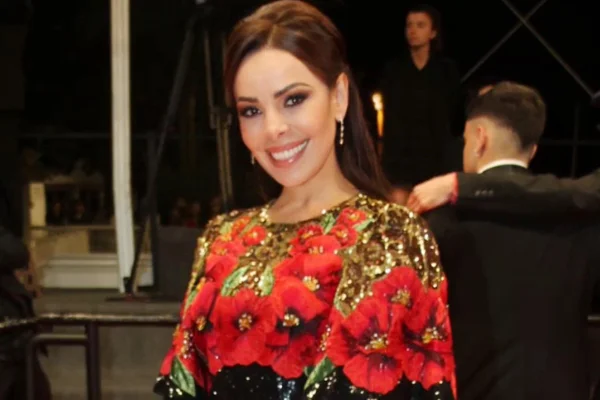 Érika Abreu posa no tapete vermelho - Metrópoles
